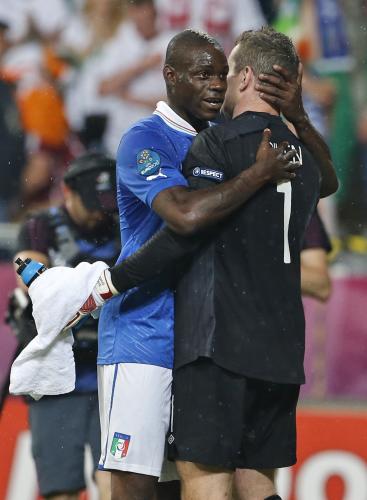 ＜イタリア２―０アイルランド＞試合終了後、健闘を称えるイタリア代表ＦＷバロテッリ（左）とアイルランド代表ＧＫギブン