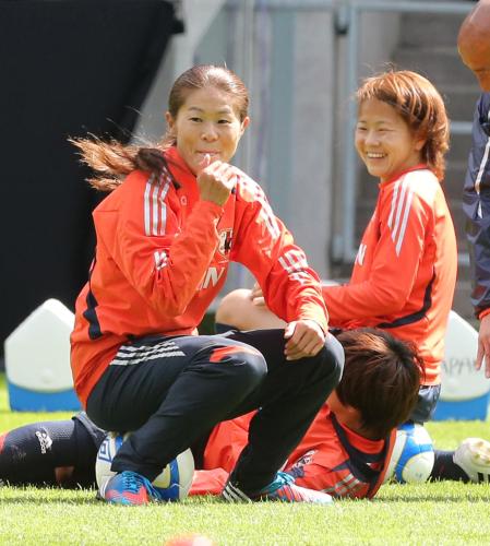 ＜日本女子代表練習＞笑顔の沢（左）と宮間（右）