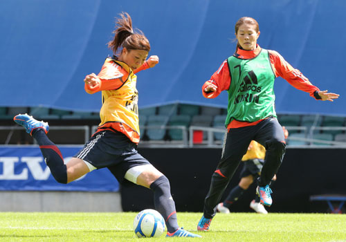 日本女子代表練習でパスを出す大滝（左）、右は沢