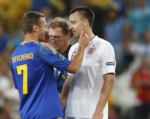 ＜イングランド１―０ウクライナ＞試合終了後、健闘を称え合うウクライナ代表のＦＷシェフチェンコ（左）とイングランド代表のＤＦテリー