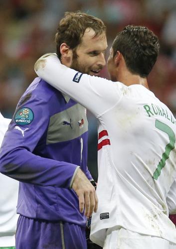 ＜チェコ０―１ポルトガル＞試合後、健闘を称えるチェコ代表ＧＫツェフ（左）とポルトガル代表ＦＷロナウド