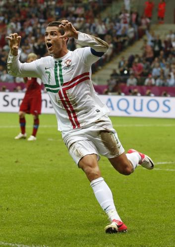 ＜ポルトガル１―０チェコ＞決勝点を決めたＣ・ロナウドはゴールパフォーマンスでおどける