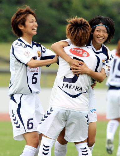 福岡ＡＮ―ＩＮＡＣ神戸　前半、先制ゴールを決め抱き合って喜ぶＩＮＡＣ神戸・田中陽（右）と高良（中央）。左は南山
