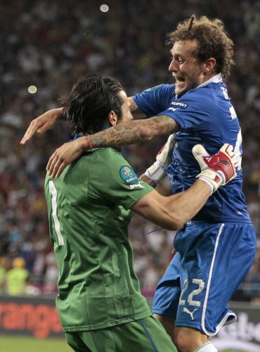 ＜イングランド・イタリア＞５人目のＰＫキッカー・ディアマンティ（右）は勝利が決まり、ＧＫブッフォンに駆け寄って抱き合う