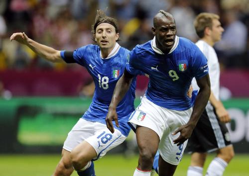 ＜ドイツ・イタリア＞バロテッリ（右）のゴールをアシストしたイタリア代表モントリーボ