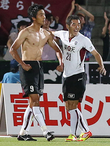 ＜川崎Ｆ・神戸＞後半、ゴールを決めた神戸・都倉（左）はイタリア代表・バロテッリのようにユニホームを脱いで喜ぶ