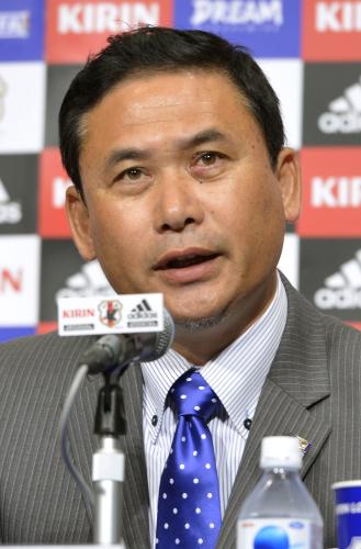 ロンドン五輪のサッカー女子日本代表を発表する佐々木則夫監督