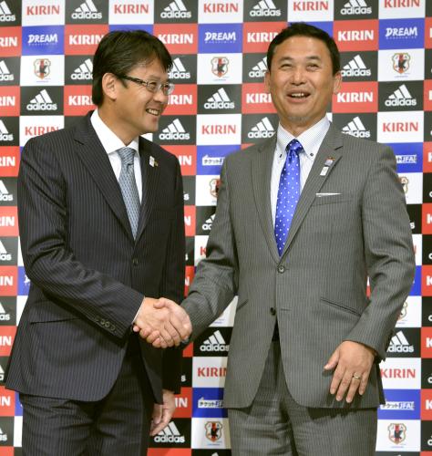 ロンドン五輪のサッカー日本代表メンバーを発表後、笑顔で握手を交わす女子の佐々木則夫監督（右）と男子の関塚隆監督