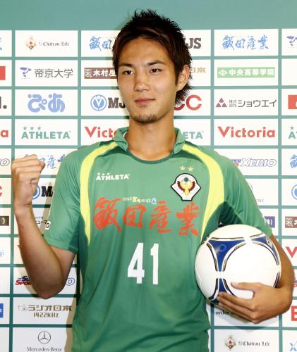 ロンドン五輪のサッカー男子日本代表に選ばれ、ボールを手にポーズをとる杉本健勇