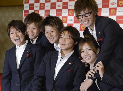 ロンドン五輪のサッカー女子日本代表に選ばれ、笑顔でポーズをとる（左から）近賀ゆかり、田中明日菜、海堀あゆみ、大野忍、川澄奈穂美、高瀬愛実（右上）の６選手