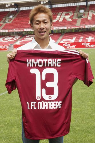 サッカーのドイツ１部リーグ、ニュルンベルクに移籍し、ユニホームを手にする清武弘嗣