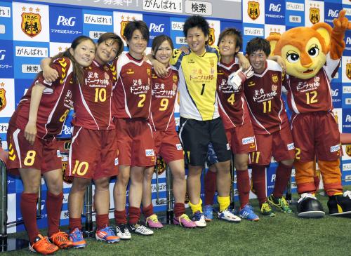 ＩＮＡＣ神戸のロンドン五輪壮行セレモニーで、笑顔を見せるサッカー女子日本代表の（左から）沢、大野、近賀、川澄、海堀、田中明、高瀬