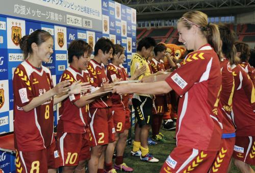 ＩＮＡＣ神戸のロンドン五輪壮行セレモニーで、チームメートの激励を受けるサッカー女子日本代表の沢（左端）ら
