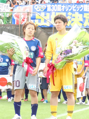 宮間（左）と福元は試合後の壮行会で花束を渡される