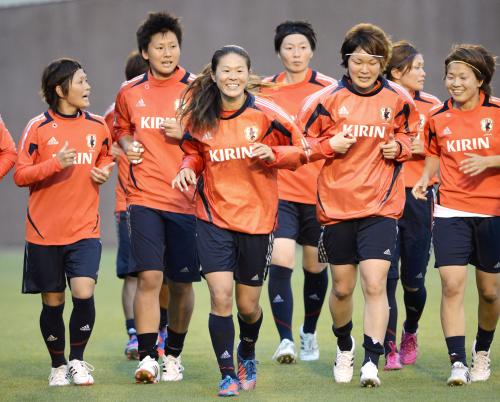 ロンドン五輪に向けた合宿を開始し、笑顔でランニングする沢（中央）らサッカー女子日本代表。壮行試合を挟み14日まで練習し16日に出発する