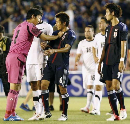 試合終了間際の失点で引き分け、ボールを奪われた村松（中央）に詰め寄るＧＫ権田。右は杉本