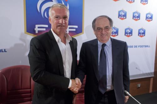 フランス代表監督に就任したデシャン氏（左）と握手するフランスサッカー連盟のルグラエット会長