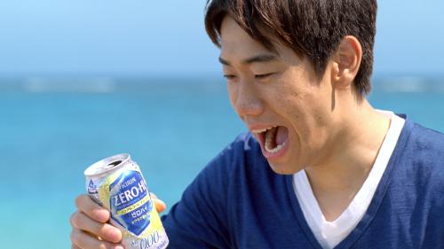 １８日から全国放送されるキリンのノンアルコールチューハイ「ＺＥＲＯ・ＨＩ」のＣＭに出演する香川真司