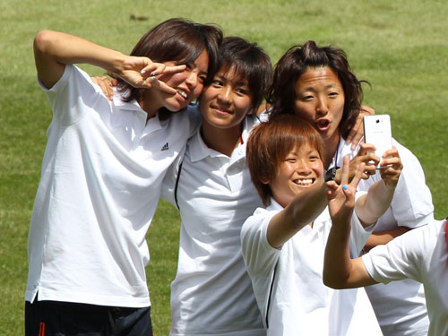 試合会場を視察し記念撮影する（左から）熊谷、岩渕、田中、大儀見