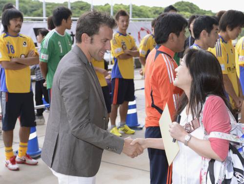 東日本大震災の復興支援を呼び掛ける募金活動でファンと交流するデルピエロ（手前左）