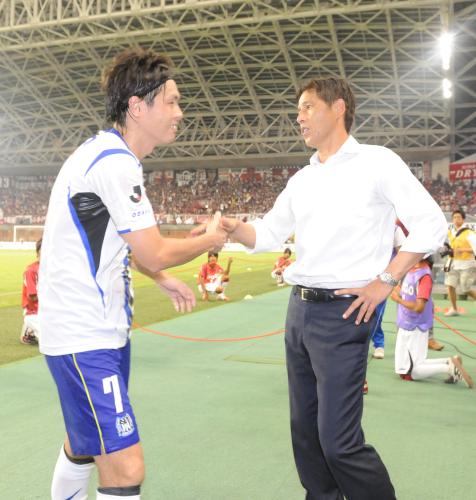 ＜神戸・Ｇ大阪＞試合後、Ｇ大阪・遠藤（左）と握手を交わす神戸・西野監督