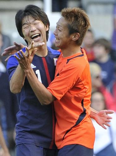 ＜日本・モロッコ＞決勝トーナメント進出を決め、抱き合って喜ぶ永井（左）と清武