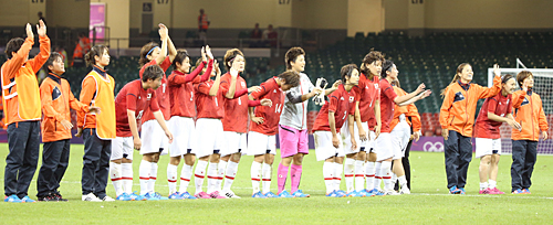＜日本・南アフリカ＞１次リーグ２位通過を決め、スタンドの声援に応えるなでしこジャパン