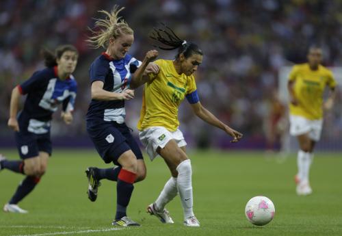 ＜女子１次リーグＥ組　英国１－０ブラジル＞競り合うブラジル代表ＦＷマルタ（右）