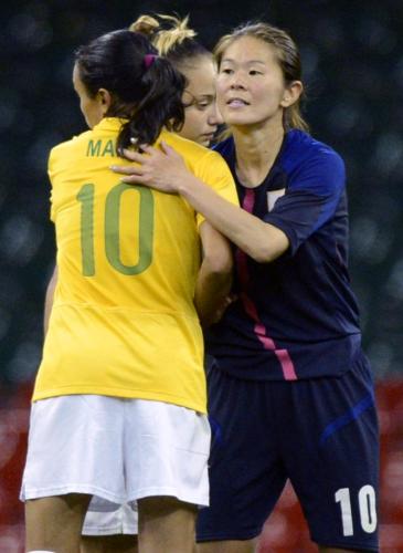 ＜日本・ブラジル＞試合後、抱き合って健闘をたたえ合う沢（右）とマルタ