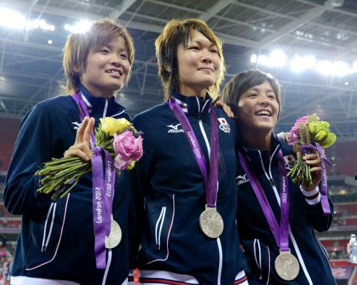 銀メダルを胸に笑顔を見せる（左から）田中、阪口、岩渕