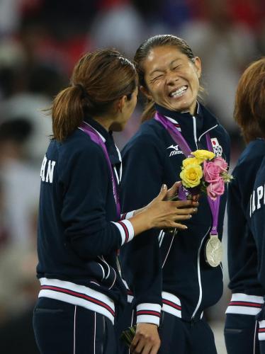 ＜日本・米国＞銀メダルを胸に川澄（左）と笑顔で話す沢