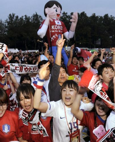 ３位決定戦で日本に勝利し、ソウル市庁前の広場で喜ぶ市民
