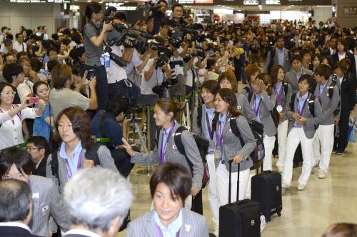 ロンドンから帰国し歓迎を受ける「なでしこジャパン」の沢（中央）、大儀見（その左）ら