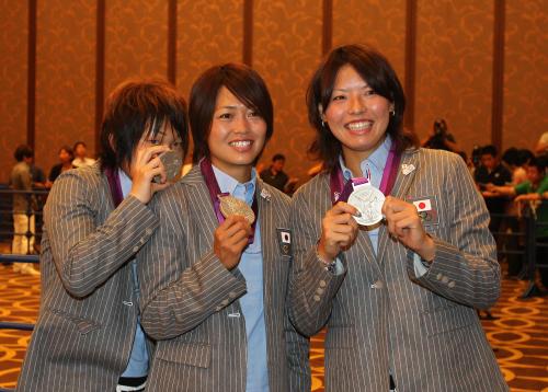 銀メダルを掲げる（左から）阪口、安藤、熊谷