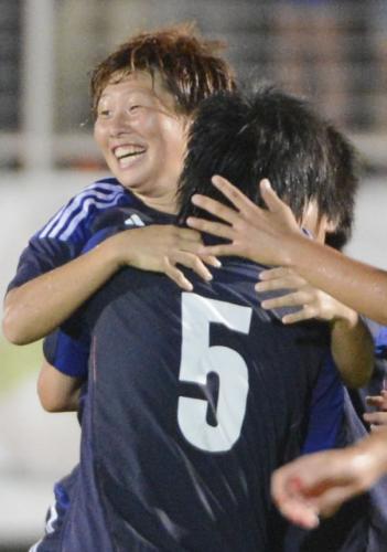 ＜日本・カナダ＞前半、先制ゴールを決め、抱き合って喜ぶ横山（左）