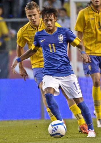 スウェーデン戦に先発出場したブラジル代表ＦＷネイマール（手前）