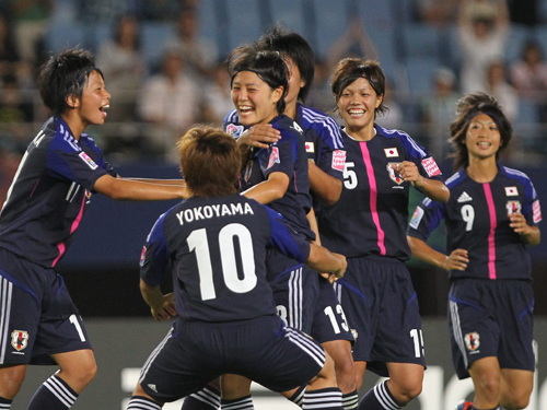 ＜日本・メキシコ＞後半、猶本（左から３人目）がゴールを決め、笑顔を見せるヤングなでしこイレブン