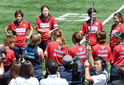 ＩＮＡＣ神戸の練習に合流し、チームメートに迎えられる沢（左から２人目）ら