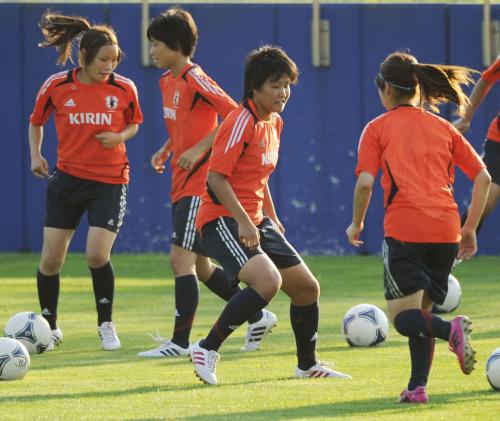 ニュージーランド戦に向けて調整する道上（右から２人目）らサッカー女子Ｕ―20日本代表