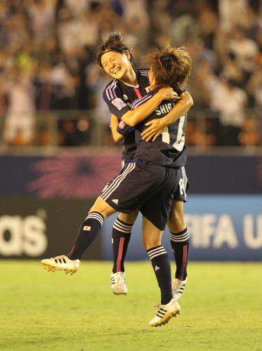 ＜Ｕ－２０女子Ｗ杯　日本・韓国＞前半、柴田が２点目を決め、猶本と抱き合う