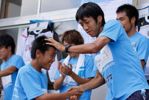 被災地・陸前高田市でサッカー教室を開き、参加者と握手する川崎Ｆの中村憲