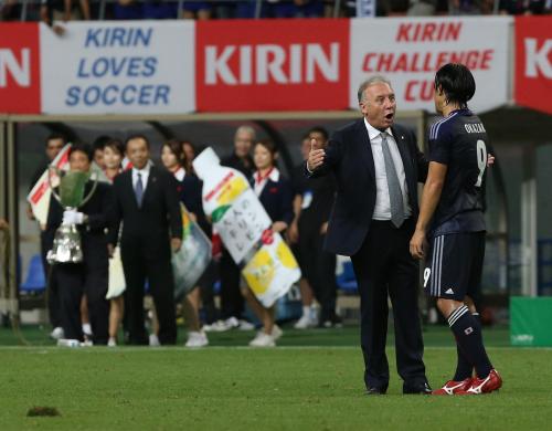 ＜日本・ＵＡＥ＞試合後、表彰セレモニーの準備が進められる中、ピッチで岡崎を“公開説教”するザッケローニ監督