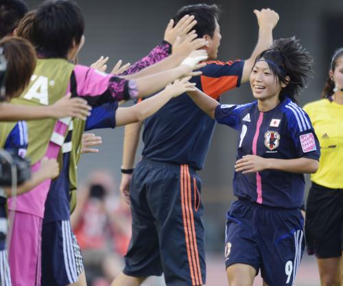 日本―ナイジェリア　前半、先制ゴールを決め、ベンチの選手とタッチして喜ぶ田中陽（右）