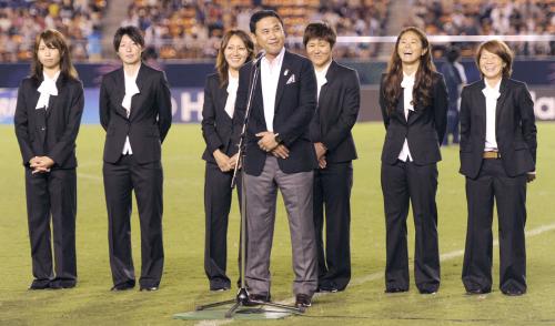 決勝のハーフタイムに登場し、女子サッカーへの応援を呼び掛ける「なでしこジャパン」佐々木監督。後方は（左から）鮫島、矢野、丸山、福元、沢、宮間