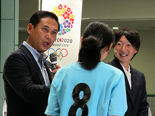 サッカー部に所属する女子中学生にアドバイスするなでしこジャパンの佐々木監督（左端）とＤＦ矢野（右端）