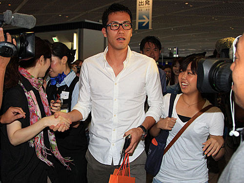 空港に集まったサポーターと握手する吉田麻也