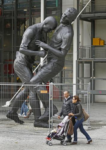 サッカーの２００６年Ｗ杯決勝で、フランスのジダンがイタリアのマテラッツィに頭突きした場面を再現した銅像