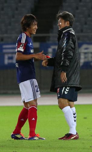 ＜横浜ＦＣ・横浜＞試合終了後、中村俊（左）はこの日出番のなかった横浜ＦＣ・三浦知と握手し笑顔で話をした