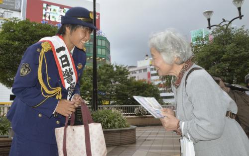 ＪＲ仙台駅前で防犯を呼び掛けるチラシを配る、サッカーＵ―20女子日本代表の道上彩花