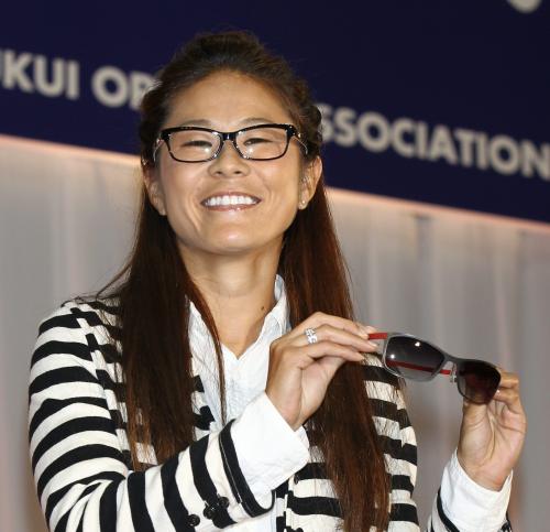 日本メガネベストドレッサー賞、スポーツ部門で受賞した沢は副賞のメガネを手に笑顔を見せる